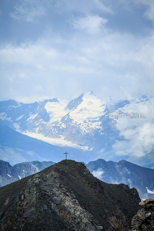 在奥地利的秋天，从一个叫Innsbrucker Klettersteig的Via Ferrata上俯瞰一座山峰，顶峰穿过到Innsbruck和Innsbruck